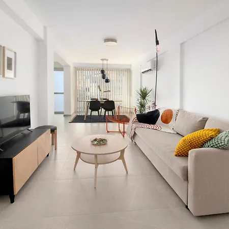 Amazing Two Bedroom * 라르나카