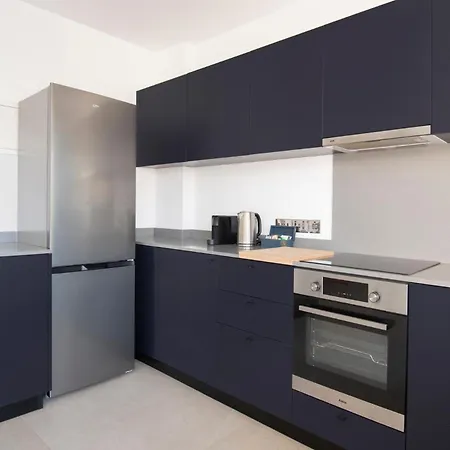 Amazing Two Bedroom * לרנקה