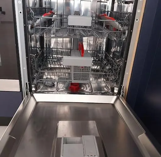 Amazing Two Bedroom דירה *