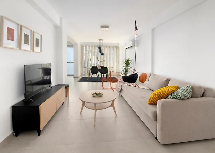 Amazing Two Bedroom * לרנקה